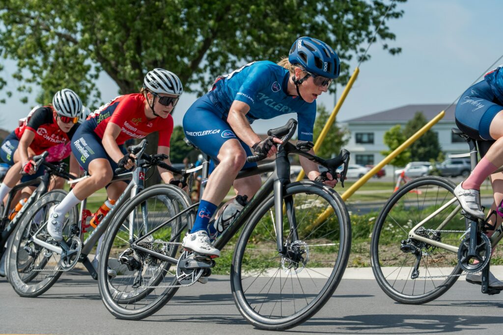 Photo de <a href="https://unsplash.com/fr/@chris_robert?utm_source=unsplash&utm_medium=referral&utm_content=creditCopyText">chris robert</a>sur <a href="https://unsplash.com/fr/photos/les-cyclistes-courent-sur-une-route-dans-une-epreuve-competitive-LobffrKMbDo?utm_source=unsplash&utm_medium=referral&utm_content=creditCopyText">Unsplash</a>
      